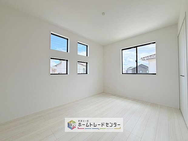 【リビング以外の居室】2面採光の洋室です。窓からの眺望もよくなり視界が広いので、部屋にいても飽きません、そしてもちろん大切なのは明るさと風通し、明るい日差しと心地よい風で自分のお部屋でくつろげる贅沢をご提供します。