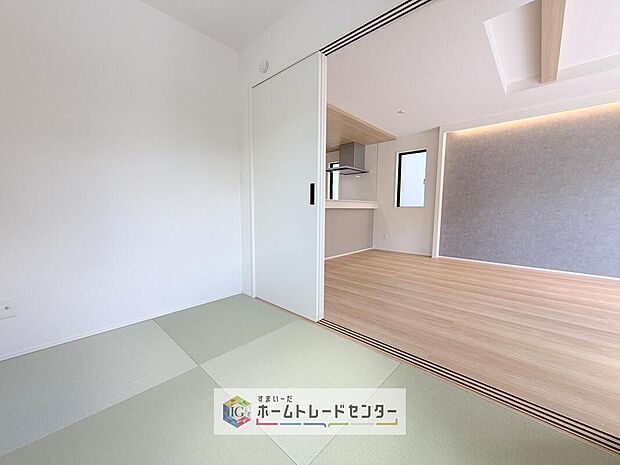 【リビング以外の居室】畳のやさしい肌触りでくつろげる和洋室。リビングとつなげれば空間が広く感じられ、来客時や子どもの遊び場、お昼寝スペースにも便利です。