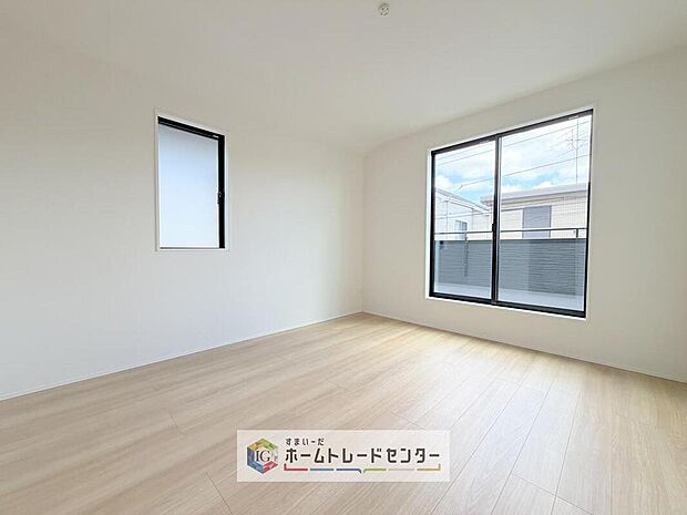 【リビング以外の居室】主寝室は7帖、お子様がまだ小さいご家庭なら2階のお部屋はここだけでいいかもしれません、もちろんウォークインクローゼットがついておりますので、荷物に悩まされることなく、好きに家具の配置ができます