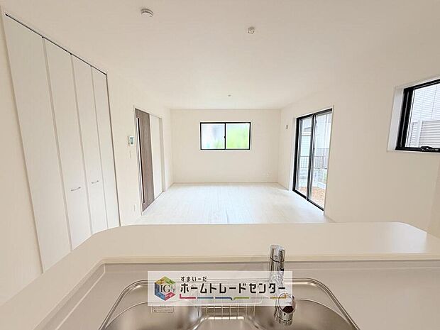 【キッチン】キッチンからリビングの視界です。家事をしていてもしっかりご家族とコミュニケーションをお取りいただけます。お片付けの当番になった方もこれでしっかりと話題の中に入っていけます。