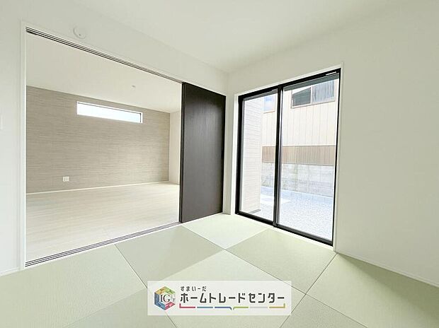 【和洋室】畳のやさしい肌触りでくつろげる和洋室。リビングとつなげれば空間が広く感じられ、来客時や子どもの遊び場、お昼寝スペースにも便利です。