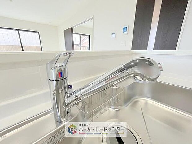 【【浄水器】】浄水カートリッジ内蔵で場所を取らずに見た目もスッキリ。ノズルはシャワーヘッドになっておりお掃除も楽々です。