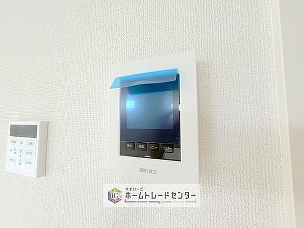 【【TVモニター付きインターホン】】録画機能もあり、どのような人が何時に来訪されたのかが分かります。防犯上はもちろん、お届け物などの把握にも便利です。ライトが付いているので、夜間でも安心です。