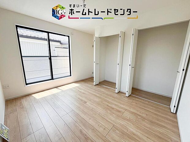 【洋室】主寝室は6.8帖、お子様がまだ小さいご家庭なら2階のお部屋はここだけでいいかもしれません、もちろんダブルクローゼットがついておりますので、荷物に悩まされることなく、好きに家具の配置ができます