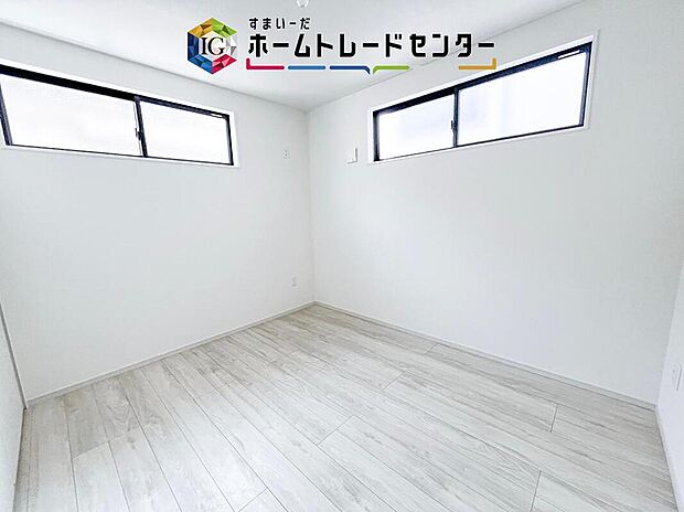 【洋室】2面採光の洋室です。窓からの眺望もよくなり視界が広いので、部屋にいても飽きません、そしてもちろん大切なのは明るさと風通し、明るい日差しと心地よい風で自分のお部屋でくつろげる贅沢をご提供します。