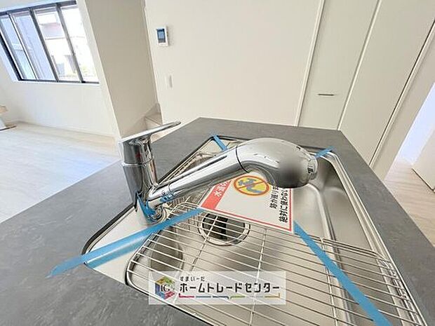 【【浄水器】】浄水カートリッジ内蔵で場所を取らずに見た目もスッキリ。ノズルはシャワーヘッドになっておりお掃除も楽々です。