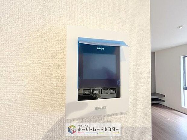 【【TVモニター付きインターホン】】録画機能もあり、どのような人が何時に来訪されたのかが分かります。防犯上はもちろん、お届け物などの把握にも便利です。ライトが付いているので、夜間でも安心です。