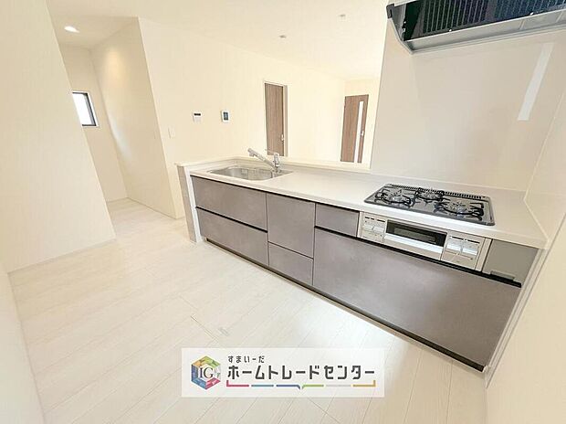 【【キッチン】】システムキッチンには豊富な収納スペースがあり、食器や調理器具、食材を整理しやすく、キッチンを清潔に保つのに役立ちます。調理作業もスムーズに行え、家事が楽になります。