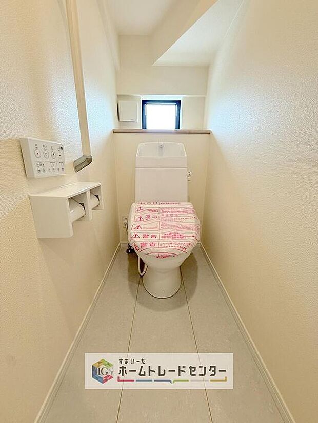 【【トイレ】】暖房機能の付いた便座は冬の寒い日にはあって良かったと本当に思います。もちろん快適で清潔なシャワー機能は標準で備えています。スペースも広くとっているので普段のお掃除もしやすいトイレスペースです。