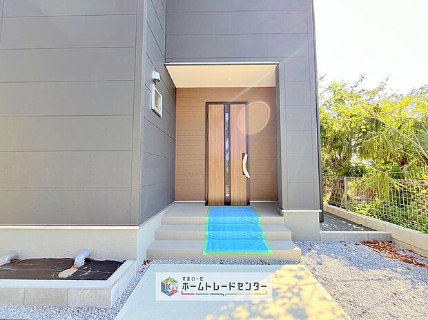 【玄関】駐車場横のアプローチを上がると、木目調の高級感のある玄関ドアがございます。玄関を開けると広々とした空間と収納も目の前に!玄関が広い家は入った瞬間から気持ちが良いです。ぜひご自身で確かめて見て下さい。