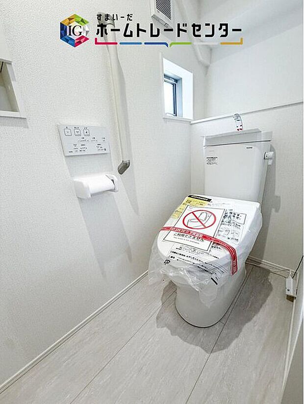 【【トイレ】】暖房機能の付いた便座は冬の寒い日にはあって良かったと本当に思います。もちろん快適で清潔なシャワー機能は標準で備えています。スペースも広くとっているので普段のお掃除もしやすいトイレスペースです。