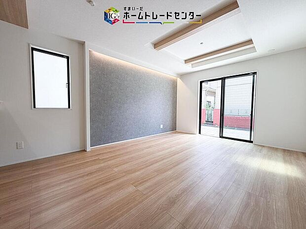 【リビング】リビングにはこだわって開口部を可能な限り多く設けました。日当たり、風通しを良くするのはもちろんですが、やはり人が集まる場所ですので、開放感が必要な場所だと思います。広々としたリビングをお楽しみください