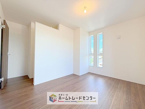 【リビング以外の居室】主寝室は6.5帖、お子様がまだ小さいご家庭なら2階のお部屋はここだけでいいかもしれません、もちろんウォークインクローゼットがついておりますので、荷物に悩まされることなく、好きに家具の配置ができます