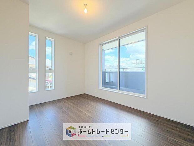 【リビング以外の居室】日当りの良さは写真でも充分に伝わるかと思いますが、開放感のある周囲にめぐまれたおかげで、風通しもとても良くなっております。ぜひ現地を見ていただき体感していただきたいポイントです。