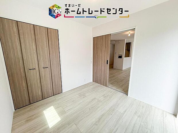 【リビング以外の居室】リビング隣接の洋室は、その機能を発揮できるようしっかりとした広さをお取りいたしました。普段は開放スペース、お子様の遊び場、お客様がいらしたとき、ご両親様がお泊りに来た時など、色々と使い道がございます。