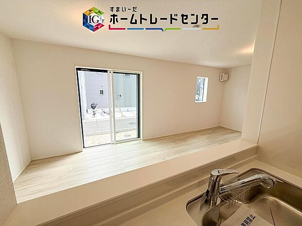 【キッチン】キッチンからリビングの視界です。家事をしていてもしっかりご家族とコミュニケーションをお取りいただけます。お片付けの当番になった方もこれでしっかりと話題の中に入っていけます。