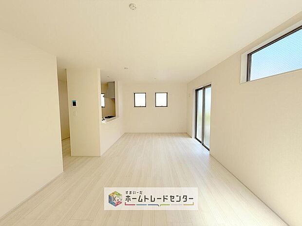 【リビング】キッチンから見て、横長のリビングはご来客時に、キッチンはもちろんダイニングスペースを視界に入れない配置が可能です。生活感をお客様に見せたくない方などにも喜ばれています。家具の配置もしやすいのも良いです