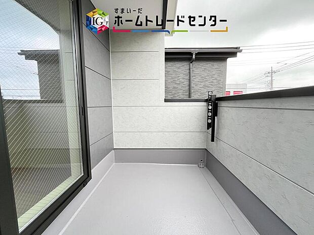 【バルコニー】お洗濯物を干したり、日光浴をしたり、色々なことにお使いいただくバルコニーは、外から見た際に建物の見た目にも大きな影響を与える要素の一つです。自慢の我が家としていただくために形にもこだわりました。