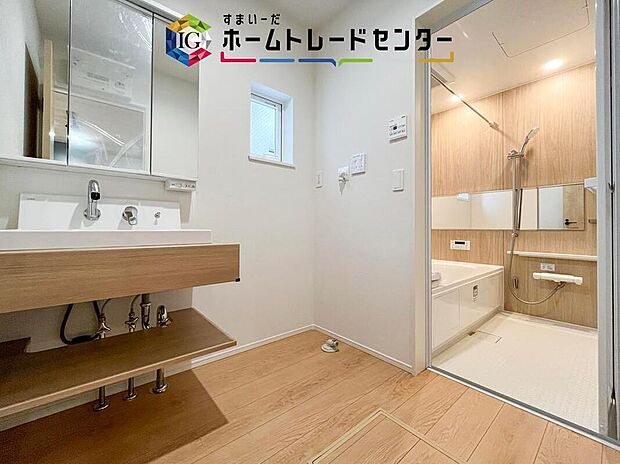 【【洗面台・洗面所】】洗面所にしっかりとしたゆとりを持たせることで、普段の生活の快適さにつながります。朝の準備に洗濯物の取り回し、浴室出入りや着替えなど、機能性が求められる場所です。しっかりとした広さを確保しております。