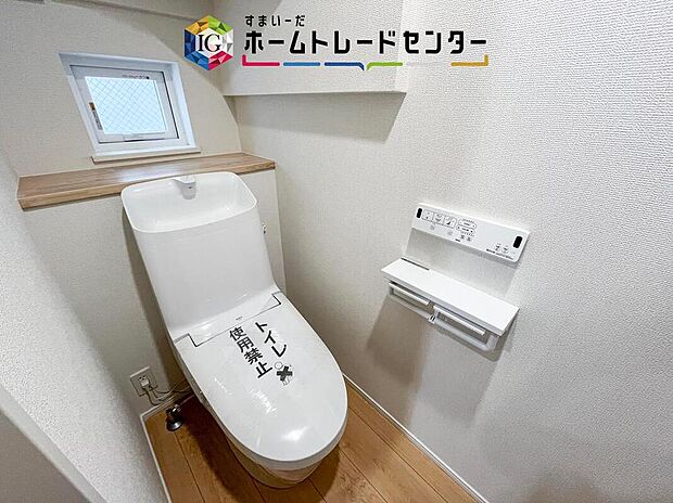 【【トイレ】】暖房機能の付いた便座は冬の寒い日にはあって良かったと本当に思います。もちろん快適で清潔なシャワー機能は標準で備えています。スペースも広くとっているので普段のお掃除もしやすいトイレスペースです。