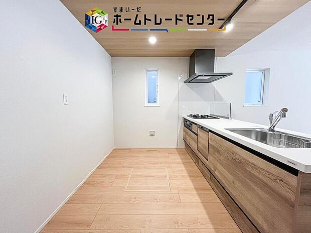 【キッチン】キッチンからリビングを見渡せますので、お料理やお片付け中もご家族のコミュニケーションをお取りいただけます。そしてキッチン自体も明るくなりますし、風も抜けますので衛生面で見ても安心いただける作りです。