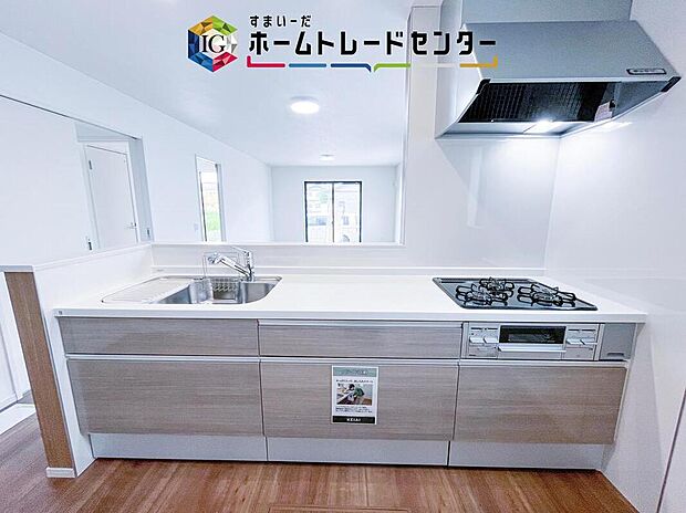 【キッチン】人気の対面式キッチン☆お食事の準備をしながらでもご家族とのコミュニケーションを楽しめます♪スライドタイプの収納を採用してますので、奥までしっかりと収納空間を利用できます。取り出しも簡単に♪