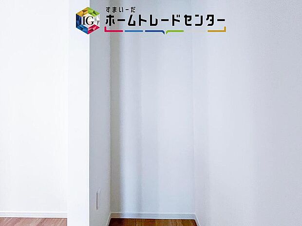 【収納】キッチンの横には大きなパントリーを設けました。そのまま食材の保管庫としてお使い頂いても良いですし、1階は何かと物が多くなるので、お掃除道具やお子様のおもちゃ収納にお使い頂いても良いかと思います。