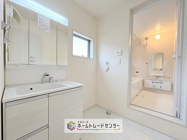 【【洗面所】】合わせ鏡が可能な3面鏡です。朝の忙しい時間でもの身だしなみのチェックもここだけで完結できます。もちろん鏡の後ろは充分な収納力を持った収納となっており、視界に入る部分はスッキリと片付きます。