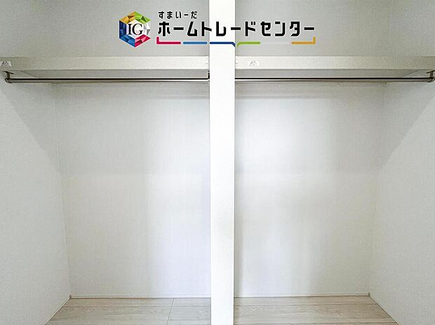 【収納】大容量のウォークインクローゼットです。どなた様でも収納に頭を悩ませたことがあるかと思います。ウォークインクローゼットがございますと一気に解決いたしますし、お部屋を最大限の空間ですっきりお使い頂けます。