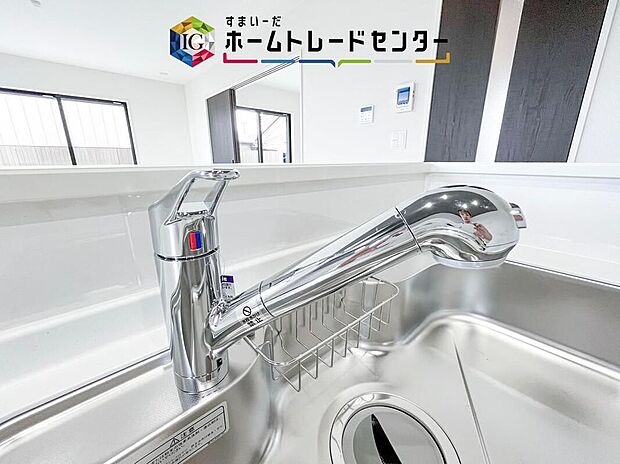【【浄水器】】浄水カートリッジ内蔵で場所を取らずに見た目もスッキリ。ノズルはシャワーヘッドになっておりお掃除も楽々です。