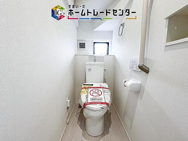 【【トイレ】】暖房機能の付いた便座は冬の寒い日にはあって良かったと本当に思います。もちろん快適で清潔なシャワー機能は標準で備えています。スペースも広くとっているので普段のお掃除もしやすいトイレスペースです。