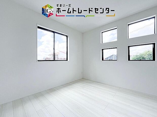 【リビング以外の居室】2面採光の洋室です。窓からの眺望もよくなり視界が広いので、部屋にいても飽きません、そしてもちろん大切なのは明るさと風通し、明るい日差しと心地よい風で自分のお部屋でくつろげる贅沢をご提供します。
