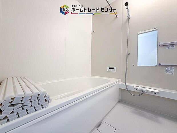 【【浴室】】一坪タイプのユニットバスは、足をしっかりと延ばして一日の疲れを癒すことが可能です。浴室暖房乾燥機も完備しておりますので、カビの心配が無いのはもちろん、雨の日のお洗濯物はお風呂で乾かせます。