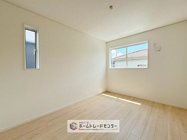 【リビング以外の居室】2面採光の洋室です。窓からの眺望もよくなり視界が広いので、部屋にいても飽きません、そしてもちろん大切なのは明るさと風通し、明るい日差しと心地よい風で自分のお部屋でくつろげる贅沢をご提供します。