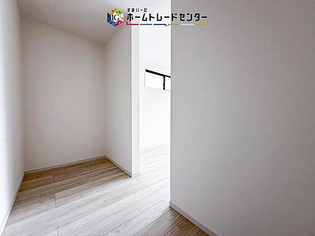 【収納】大容量のウォークインクローゼットです。どなた様でも収納に頭を悩ませたことがあるかと思います。ウォークインクローゼットがございますと一気に解決いたしますし、お部屋を最大限の空間ですっきりお使い頂けます。