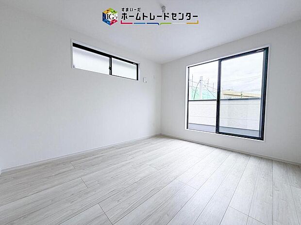 【リビング以外の居室】日当りの良さは写真でも充分に伝わるかと思いますが、開放感のある周囲にめぐまれたおかげで、風通しもとても良くなっております。ぜひ現地を見ていただき体感していただきたいポイントです。