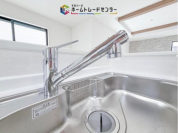 【【浄水器】】浄水カートリッジ内蔵で場所を取らずに見た目もスッキリ。ノズルはシャワーヘッドになっておりお掃除も楽々です。