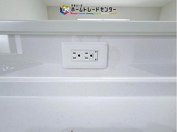 【【キッチンカウンターコンセント】】調理家電を使いたい時にすぐ電源が取れるコンセント。ミキサーや電気ケトルなども置きやすく、毎日の料理や朝食準備をスムーズに進められ、作業台まわりも使いやすくなります。