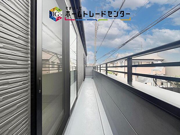 【バルコニー】南面バルコニーは2部屋から出入りでき、洗濯物や布団を運ぶ時の動きを分けやすい造りです。朝に干して夕方に取り込む日常の家事はもちろん、休日にシーツや布団をまとめて干す時にも使いやすいです。