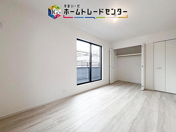 【リビング以外の居室】収納付きの洋室は、衣類やバッグをしまって家具を増やしすぎずに使えます。寝室や子ども部屋として過ごしやすく、成長や生活スタイルの変化に合わせて家具の配置や部屋の役割を変えていけます。