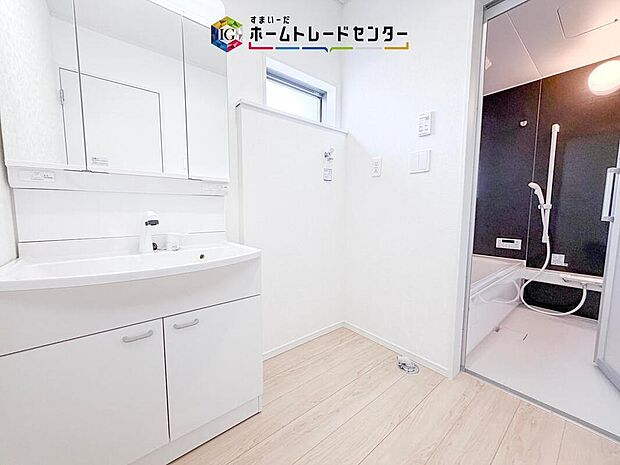 【【洗面所】】合わせ鏡が可能な3面鏡です。朝の忙しい時間でもの身だしなみのチェックもここだけで完結できます。もちろん鏡の後ろは充分な収納力を持った収納となっており、視界に入る部分はスッキリと片付きます。