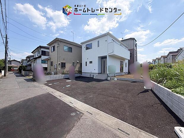 【現地外観写真】白を基調とした爽やかな外観に、駐車スペースとお庭として使えるゆとりある敷地。休日はお子様と外遊びを楽しんだり、ガーデニングを始めたりと、住まいの外でも家族の時間を楽しめる、のびのび過ごせる住まいです。