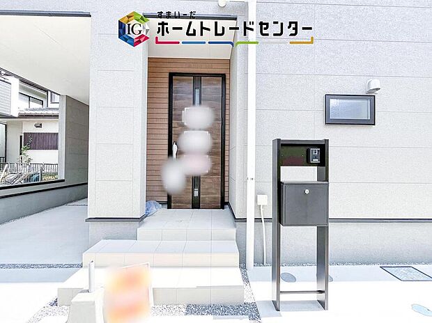 【玄関】駐車場横のアプローチを上がると、木目調の高級感のある玄関ドアがございます。玄関を開けると広々とした空間と収納も目の前に！玄関が広い家は入った瞬間から気持ちが良いです。ぜひご自身で確かめて見て下さい。