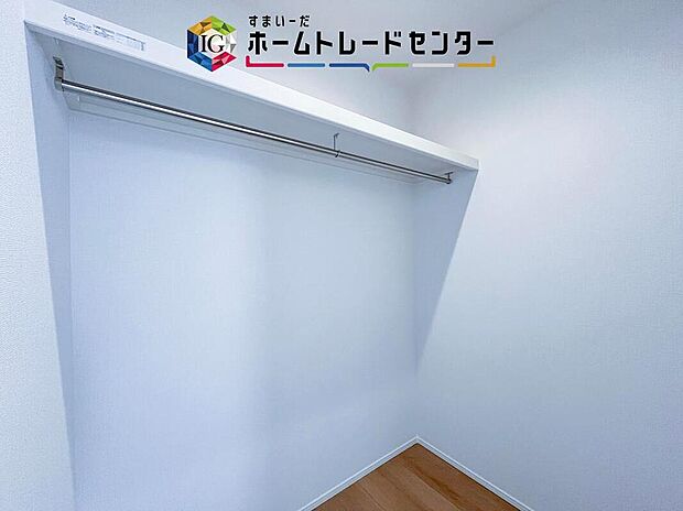 【収納】大容量のウォークインクローゼットです。どなた様でも収納に頭を悩ませたことがあるかと思います。ウォークインクローゼットがございますと一気に解決いたしますし、お部屋を最大限の空間ですっきりお使い頂けます。