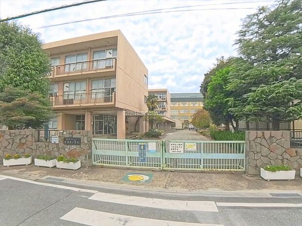 草加市立花栗南小学校(約1,020m)