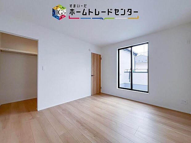 【リビング以外の居室】主寝室は7帖、お子様がまだ小さいご家庭なら2階のお部屋はここだけでいいかもしれません、もちろんウォークインクローゼットがついておりますので、荷物に悩まされることなく、好きに家具の配置ができます