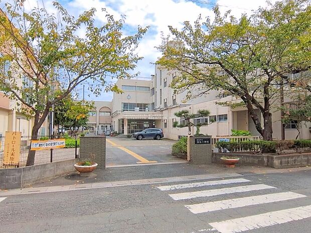 越谷市立蒲生小学校（約1,100m）