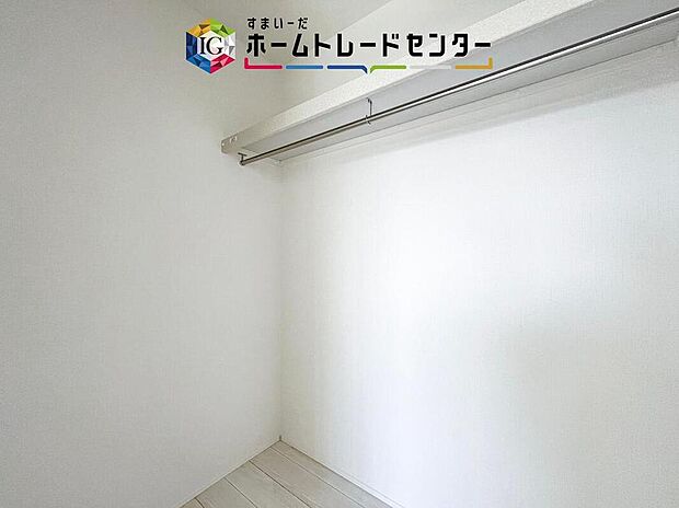 【WIC】大容量のウォークインクローゼットです。どなた様でも収納に頭を悩ませたことがあるかと思います。ウォークインクローゼットがございますと一気に解決いたしますし、お部屋を最大限の空間ですっきりお使い頂けます。