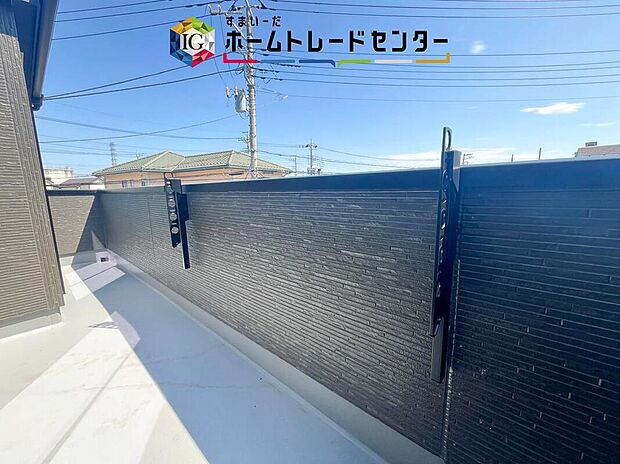 【バルコニー】壁面に固定する物干しは安定性が高く、強風の日も安心。折りたためば邪魔にならず、ベランダを広く使えるのがポイントです。家族の多いご家庭でも洗濯物がたくさん干せて、日々の家事をぐっと楽にしてくれます。