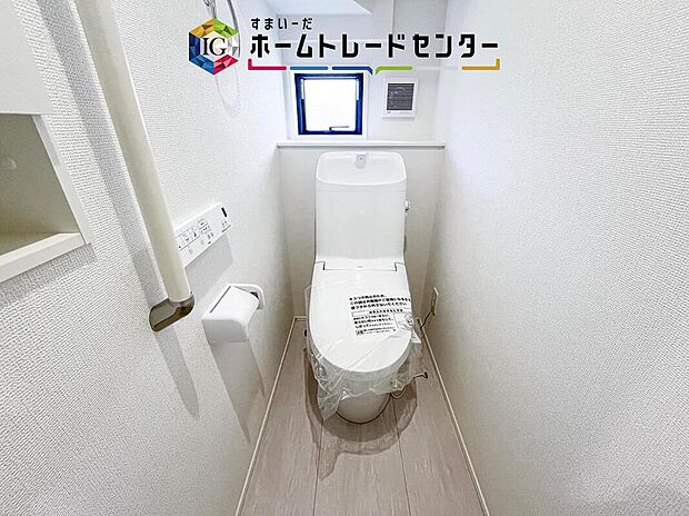 【【トイレ】】暖房機能の付いた便座は冬の寒い日にはあって良かったと本当に思います。もちろん快適で清潔なシャワー機能は標準で備えています。スペースも広くとっているので普段のお掃除もしやすいトイレスペースです。